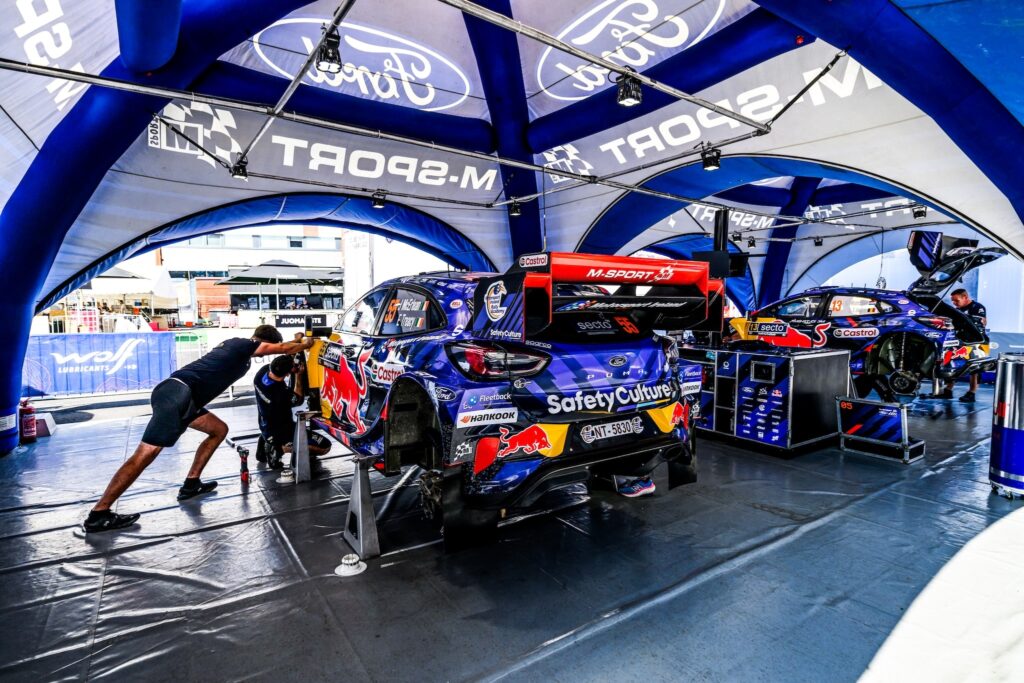 Rallin MM-sarjan talli tekemässä ratkaisunsa – kuski saamassa lähtöpassit