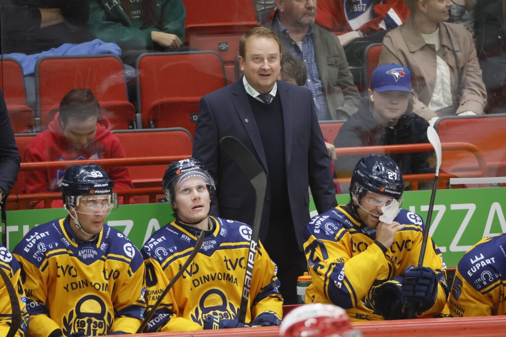 Aitiossa nöyryyttävä heitto SM-liigaseuran päävalmentajasta – ”Pelaajat eivät pidä minään”