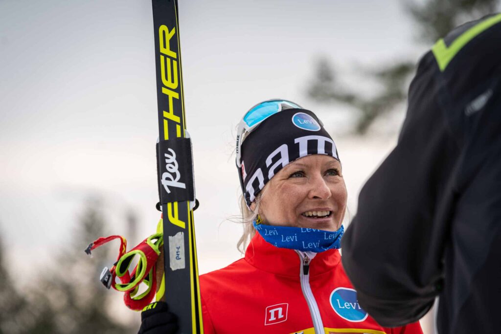 Kamera tallensi: Riitta-Liisa Lassila viihtyi hiihtomiehen kanssa salilla