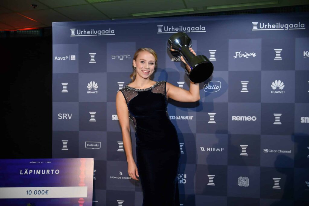 Urheilugaalassa palkitun naisen puhelin täyttyi melkoisista viesteistä – ällisteli lukemaansa