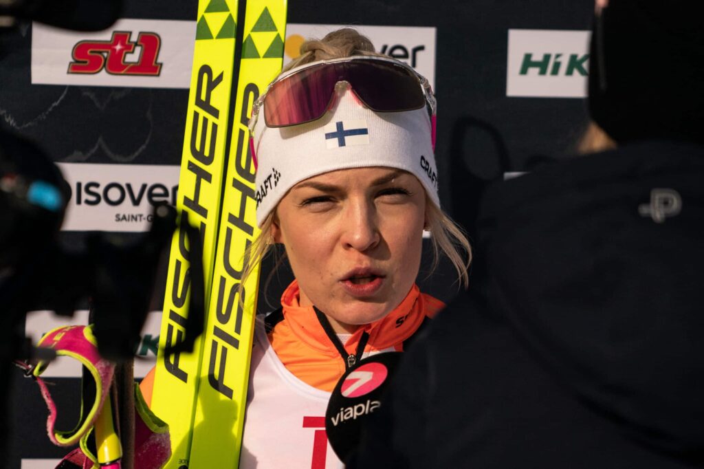 Suomalainen ampumahiihtäjä heitti kisa-asun nurkkaan kesken kauden – poseerasi hiihtäjärakkaansa kanssa