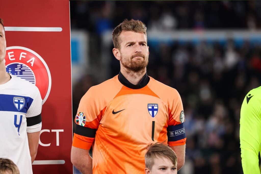 Huuhkajat-kapteeni Lukas Hradecky Ylen haastattelussa: ”Me jäimme jalkoihin”