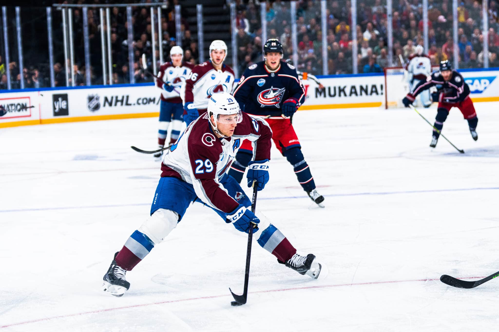 Suomalainen NHL-pelaaja haukuttiin pystyyn, oman joukkueen supertähden sanat kertovat kaiken