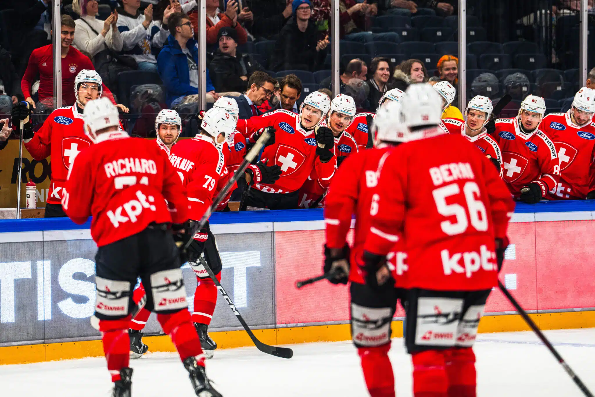 MM-jääkiekko: Tshekki ja Sveitsi finaaliin – suosikit laulukuoroon