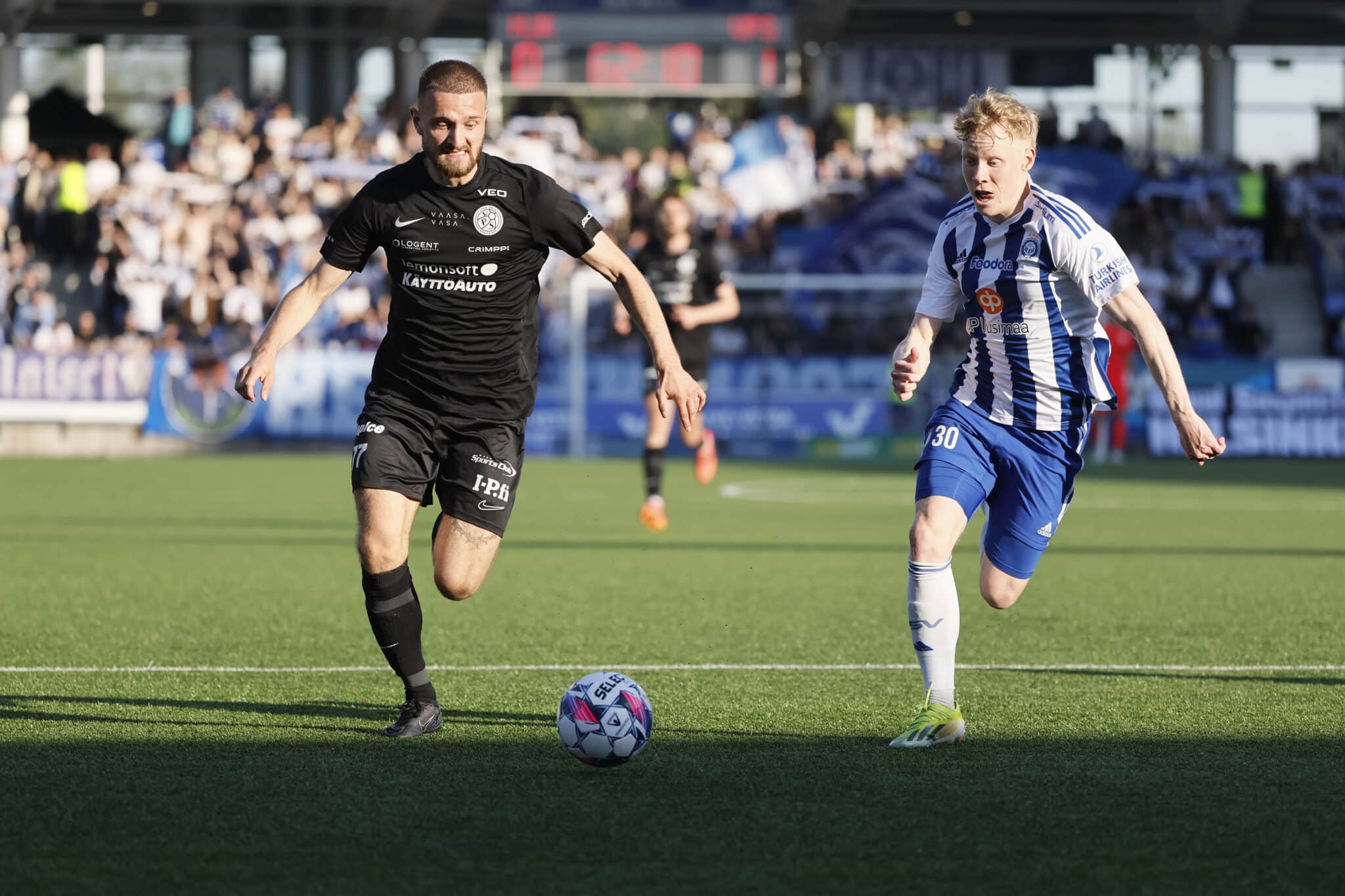 ”Mäki ulos, Tikku takas” – HJK:n kannattajat antoivat mielipiteensä kuulua