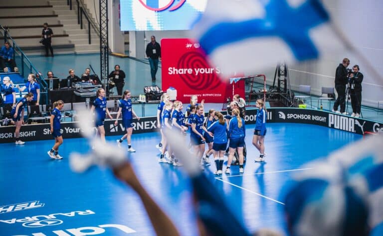 Salibandy: Suomen U19-naiset taistellen MM-finaaliin