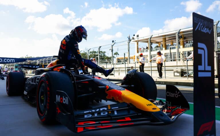 F1-varikolla leviää mieletön huhu – tekeekö Red Bull shokkiratkaisun?