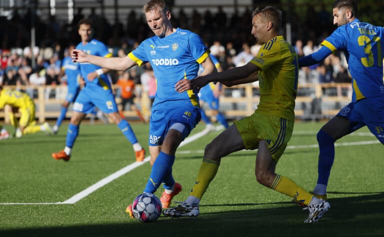 Veikkausliiga: HJK:n kannattajat soihduttivat ja tuhosivat Gnistanin stadionin katsomoa