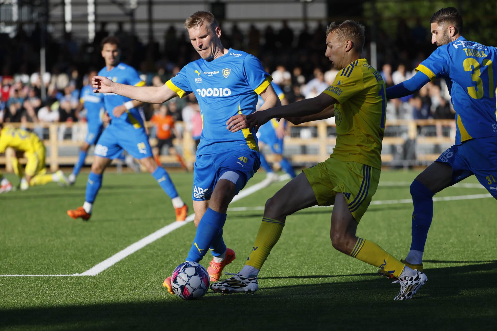 Veikkausliiga: HJK:n kannattajat soihduttivat ja tuhosivat Gnistanin stadionin katsomoa