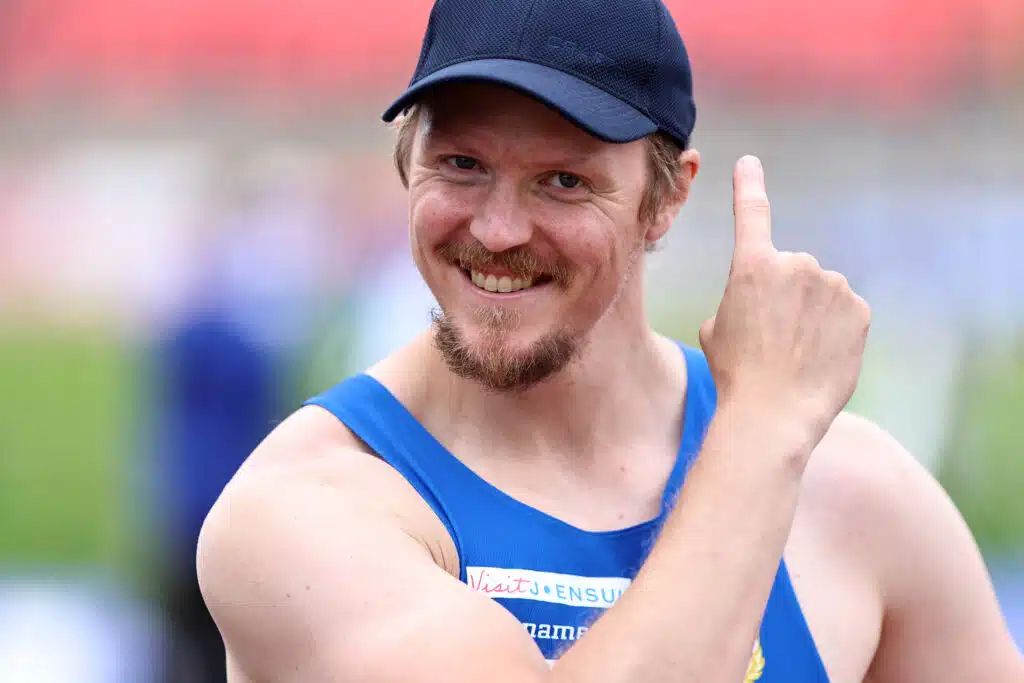 Lassi Etelätalo mitalista – ”H*lvetin pitkälle pitää heittää”