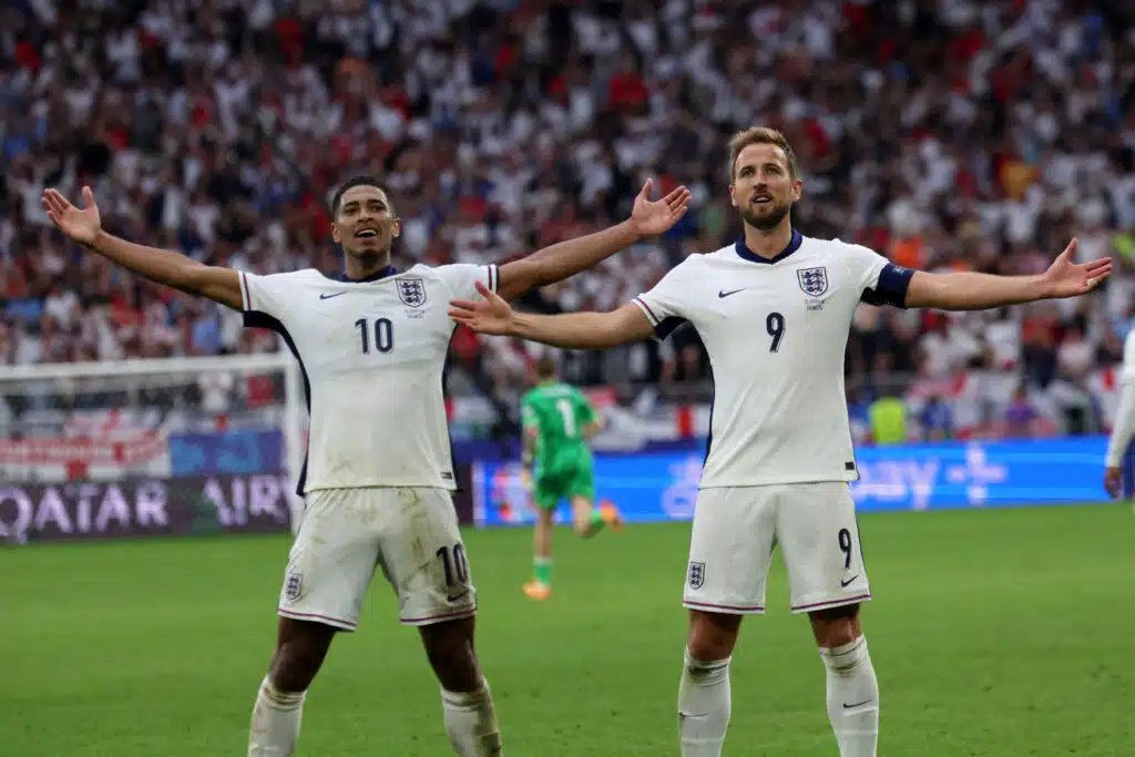 EM-jalkapallo: Englanti nousi kuilun partaalta, Espanja vakuuttavasti jatkoon