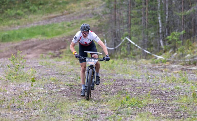 Ruska Saarela ja Samuel Pökälä pyöräsuunnistuksen SM-sprintin mestarit Kankaanpäässä