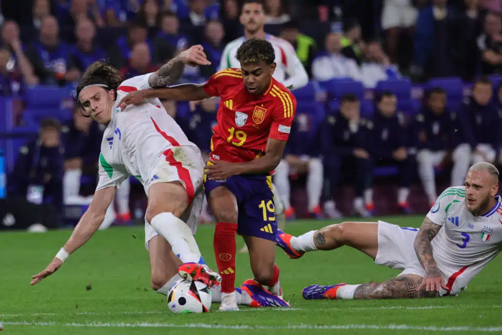 EM-jalkapallo: Espanja ja Ranska välieriin