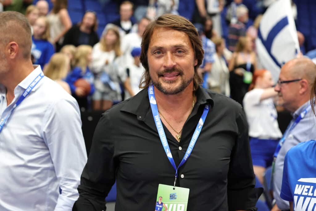 NHL hehkutti Teemu Selänteen päivitystä: “Kaksi legendaa”