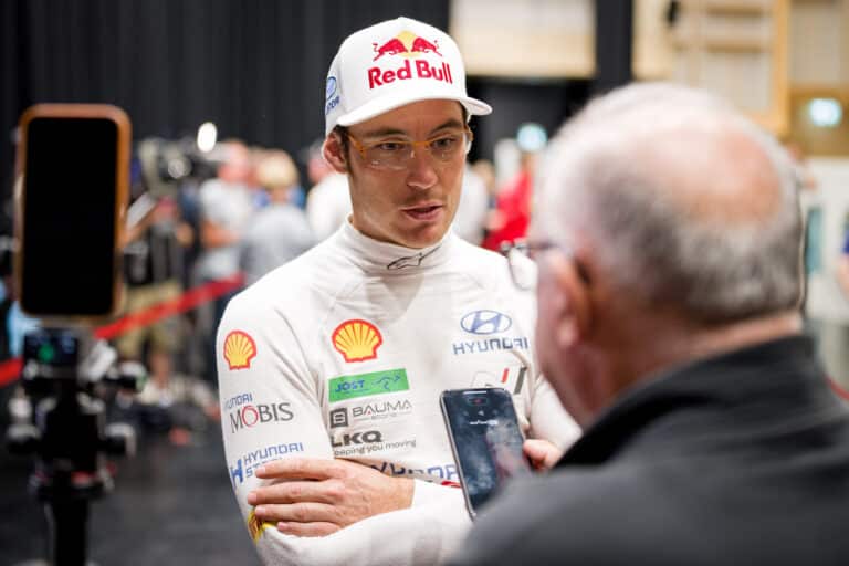 Romahdus: Hallitseva maailmanmestari Thierry Neuville antoi palaa