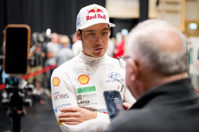 Romahdus: Hallitseva maailmanmestari Thierry Neuville antoi palaa