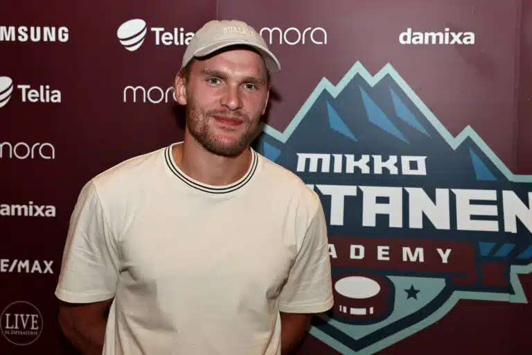 Mikko Rantasen poseerasi todellisen legendan kanssa – tällä oli tuskin mitään hajua siitä kenen vieressä seisoi