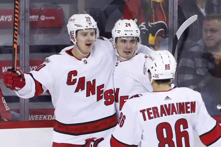 Toimittaja ällistyi mitä kuuli NHL-seura Carolina Hurricanesin pukukopista