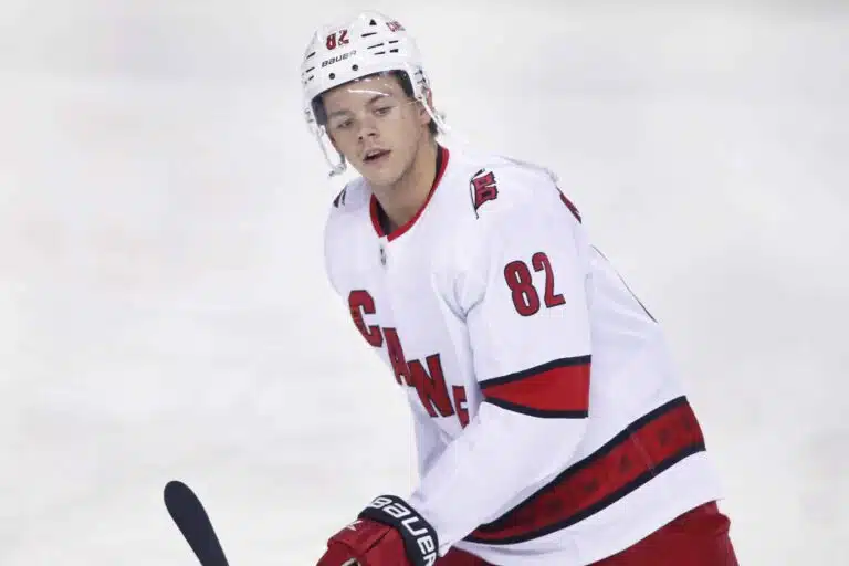 Huhumylly kiihtyy – Jesperi Kotkaniemi saa lähteä Carolina Hurricanesista?