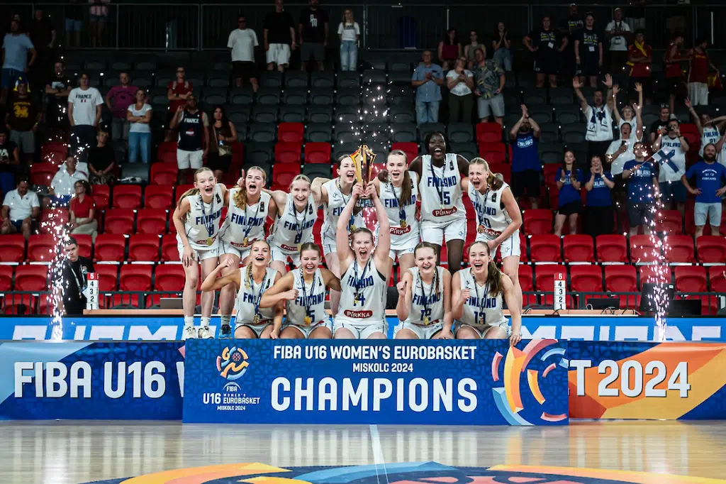 Suomen tytöille historiallinen EM-kulta – valmentaja ei voinut käsittää yhtä temppua: ”Mieletöntä”