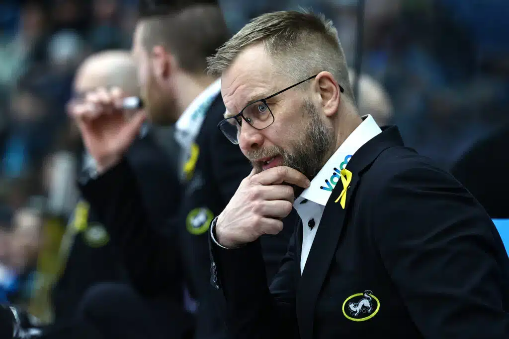 Suomalainen kiekkopomo haukkui HPK:n uuden päävalmentajan: ”Saunakerhokaveri”