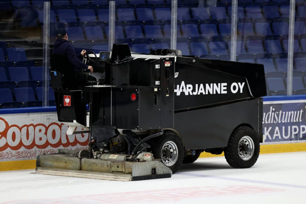 Jääkoneen kuljettaja tuli töihin maistissa – jälki oli rumaa