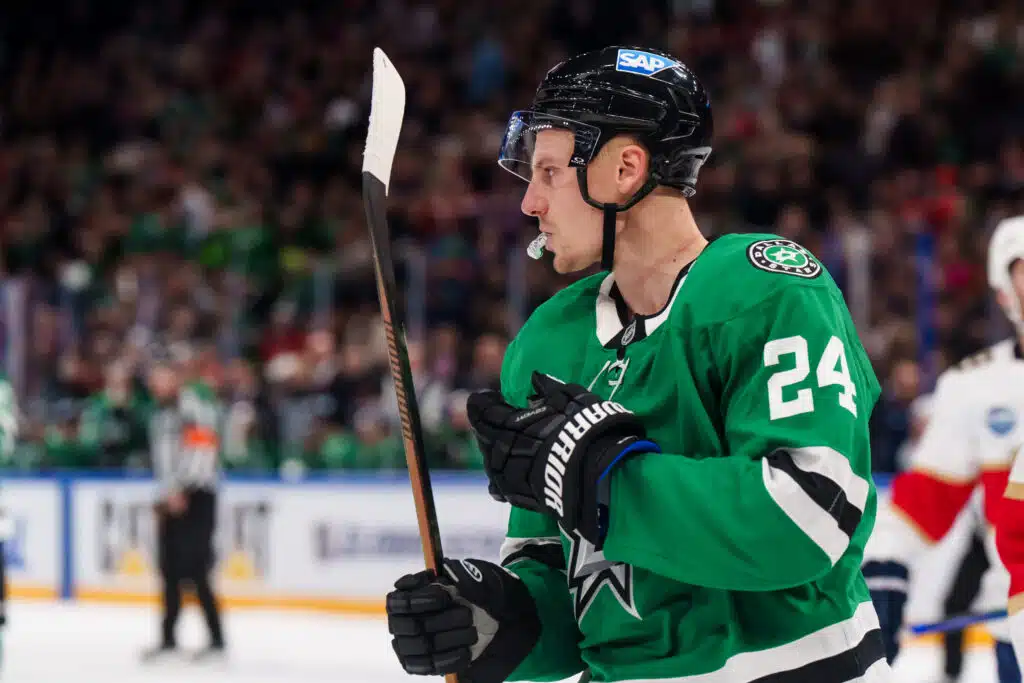 Mitä ihmettä? Kuva Roope Hintzistä Dallasin pukukopissa ällistyttää