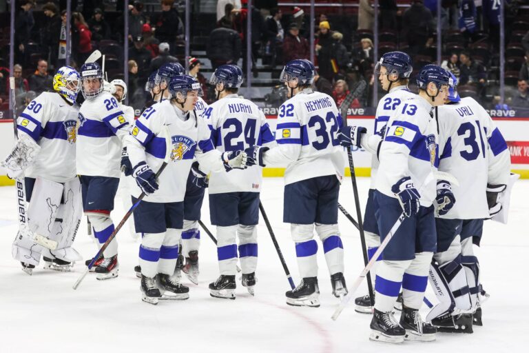 Aleksi Valavuoren kuppi meni nurin – näky Nuorten Leijonien MM-ottelussa liikaa