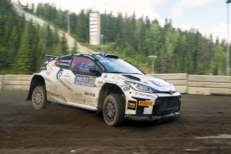 Se oli siinä – suomalaisässän MM-ralli päättyi kuin seinään