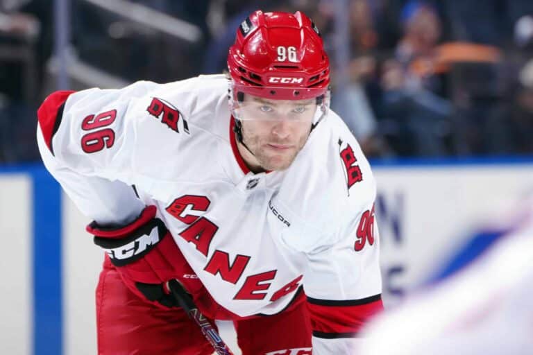 Mikko Rantaseen kaupattu NHL-tähti latasi tylyn viestin Carolina Hurricanesille