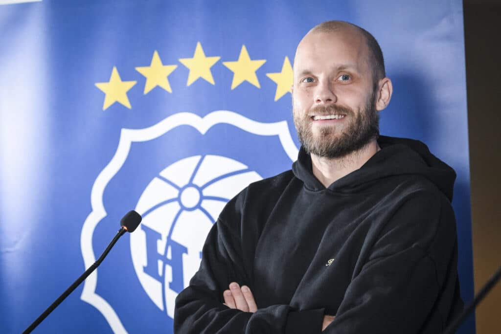 IL: Teemu Pukki juonii huippukaappausta HJK:n paitaan