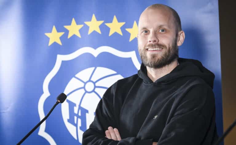 IL: Teemu Pukki juonii huippukaappausta HJK:n paitaan