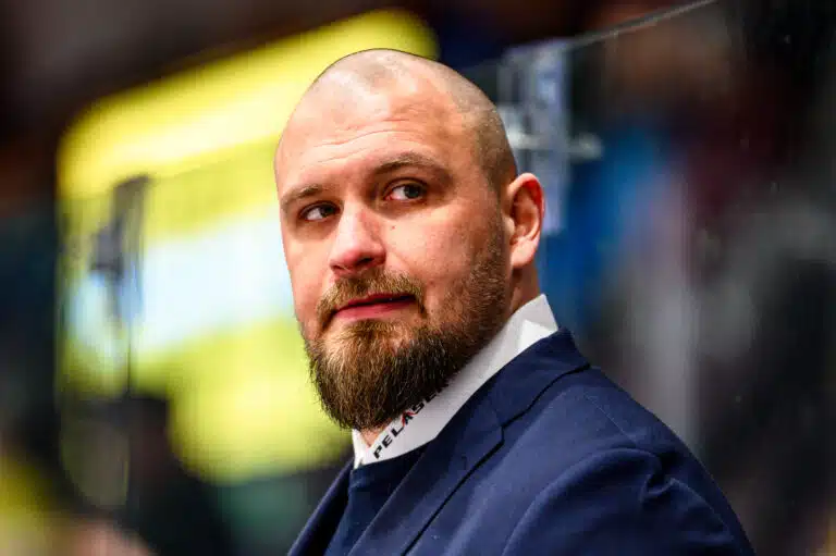 Jukureiden päävalmentaja Jonne Virtanen lausui selvää tekstiä Pelicansista