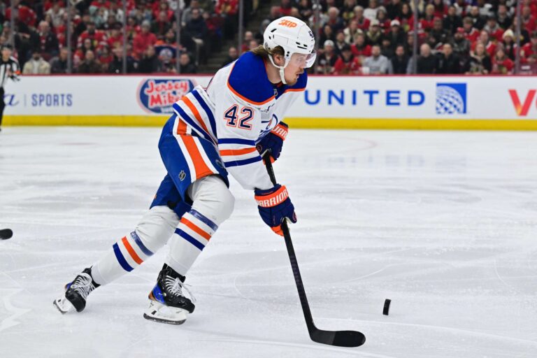 Suomalainen NHL-kiekkoilija hempeili rakkaansa kanssa