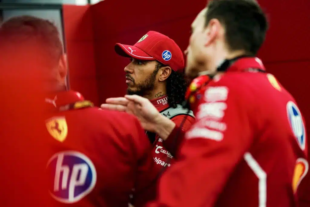 Nyt on nähty tarpeeksi – Ferrari-nimeltä brutaali tuomio Lewis Hamiltonista