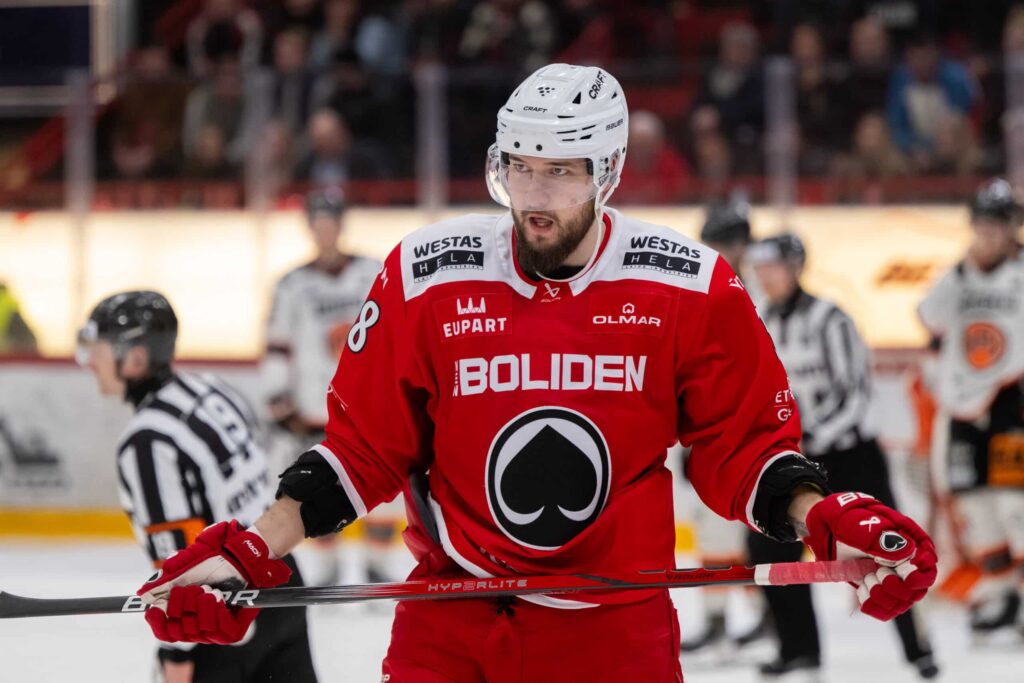 Ässien järkäleeltä härski temppu kameroiden edessä