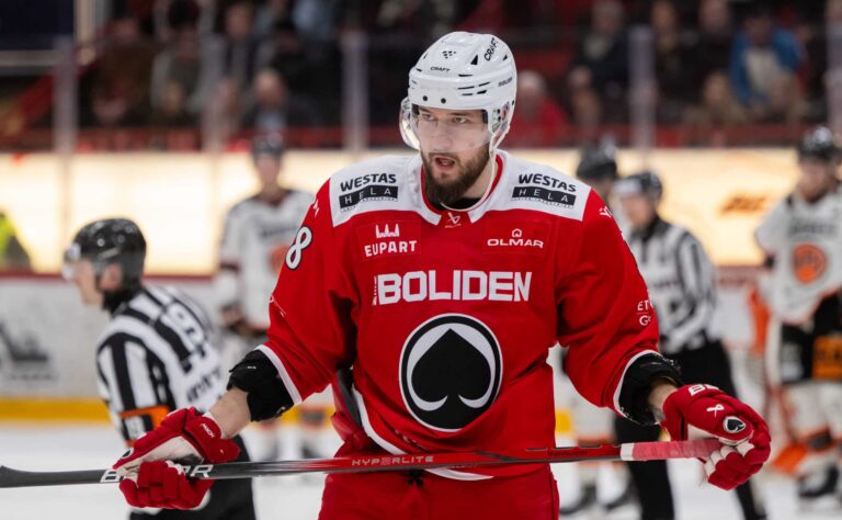 Ässien järkäleeltä härski temppu kameroiden edessä