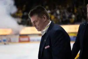 Vastustajan päävalmentaja katsoi päin Raimo Helmistä ja sanoi suorat sanat