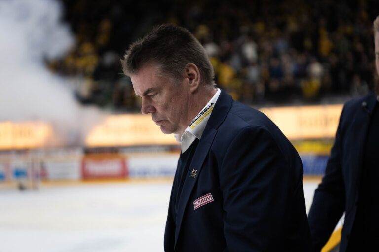 Vastustajan päävalmentaja katsoi päin Raimo Helmistä ja sanoi suorat sanat