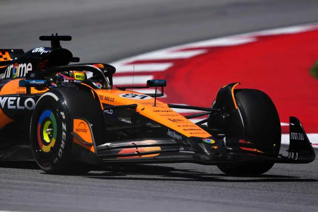 Täysin puskista: McLaren-tähti pihalle? – F1:ssä kuiskitaan nyt kunnon siirtopommista