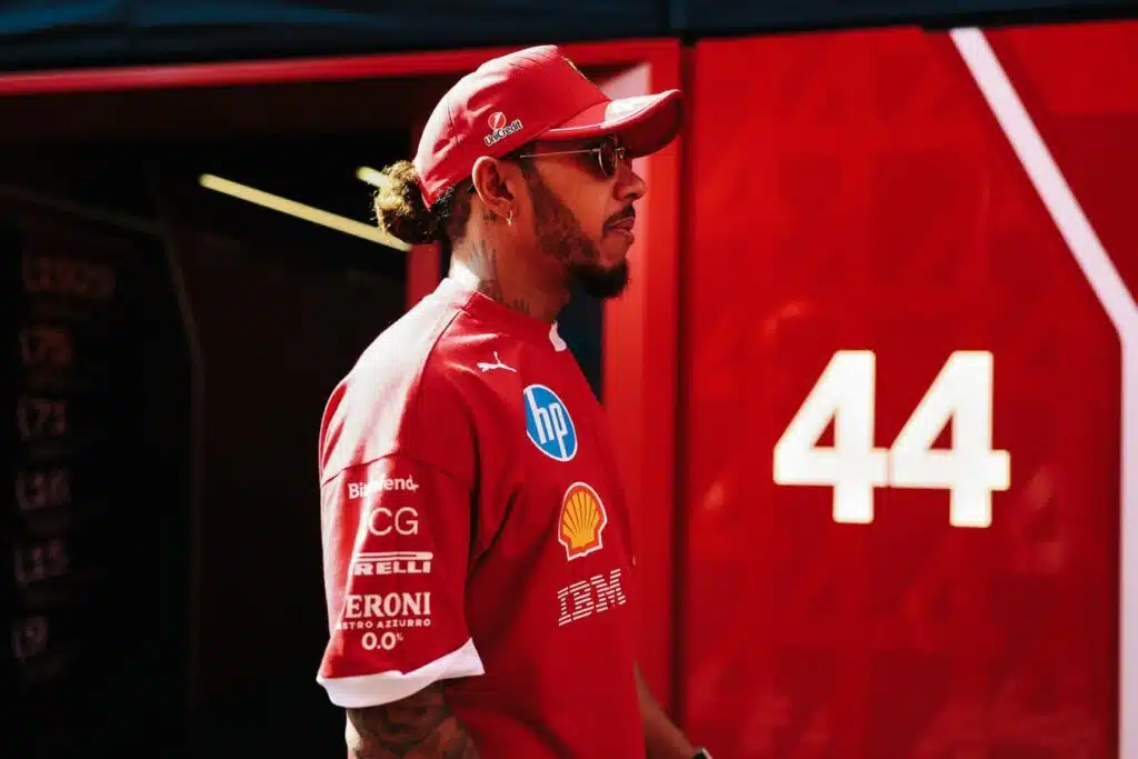 Ferrari-fanit tekivät Imolassa harvinaisen selväksi mielipiteensä Lewis Hamiltonista