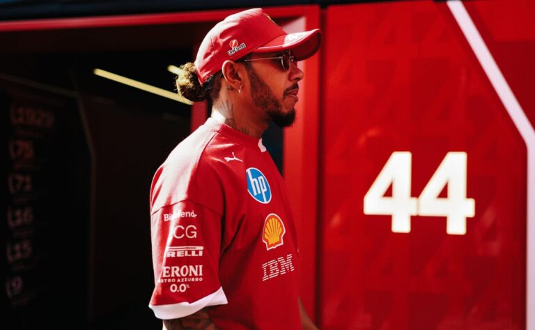 Ferrari-fanit tekivät Imolassa harvinaisen selväksi mielipiteensä Lewis Hamiltonista