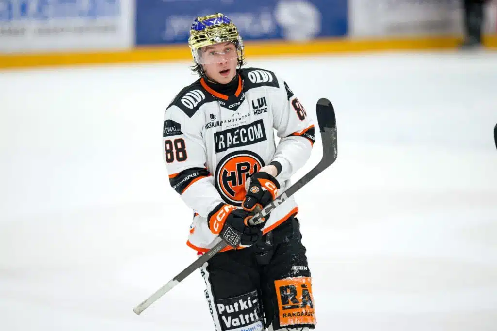 Suomalaistähti teki NHL-sopimuksen – pään aukominen alkoi välittömästi