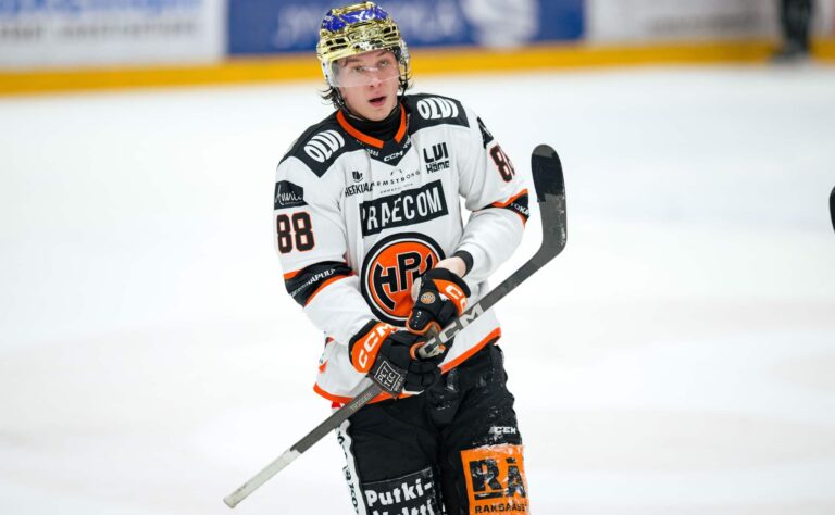 Suomalaistähti teki NHL-sopimuksen – pään aukominen alkoi välittömästi