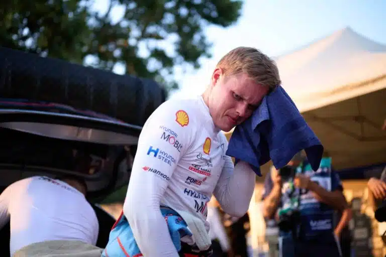 Ott Tänak laittoi vaimonsa melkoiseen paikkaan kameroiden edessä