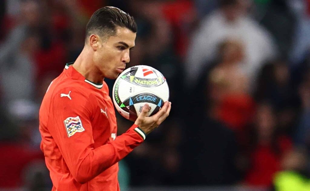 Cristiano Ronaldon käytös nuoren maskotin kanssa ällistyttää – ”Kuka muu tekisi näin?”