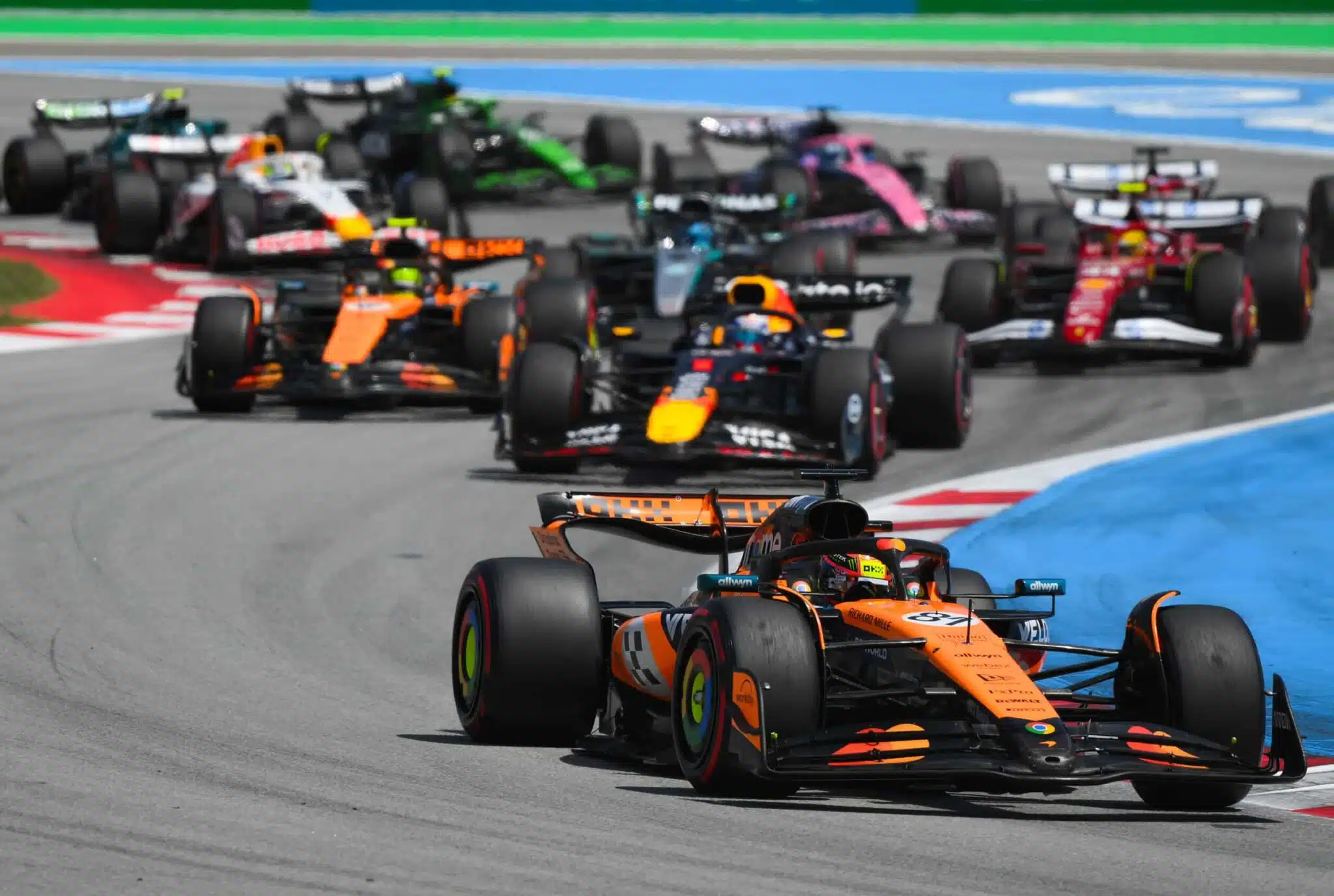 F1:ssä kuiskitaan nyt melkoisesta siirtopommista – kaksi tähtikuskia osaksi vaihtokauppaa