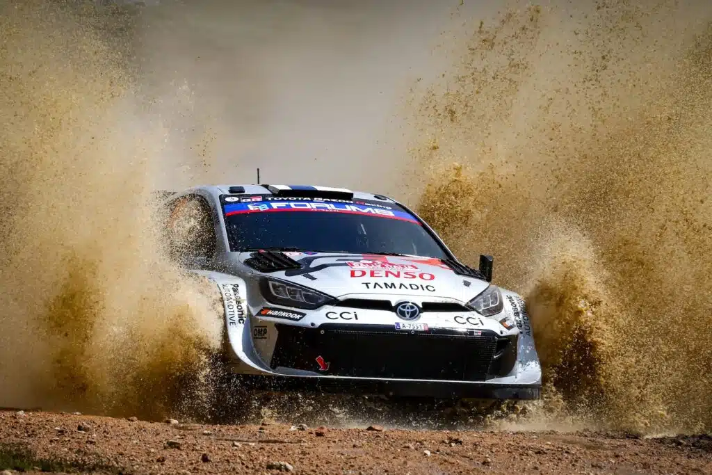 Se oli siinä: Kalle Rovanperä nosti kädet pystyyn