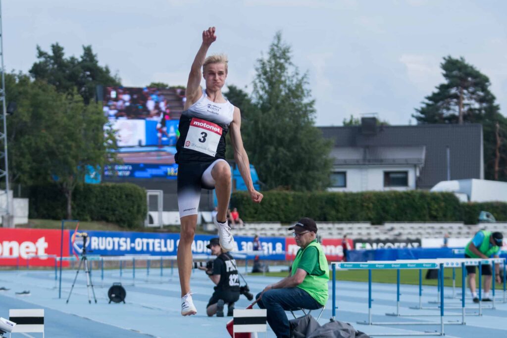 Hurja ennätysparannus – suomalaiselta pituushyppääjältä mahtitulos: ”Kultaa lähdetään hakemaan”