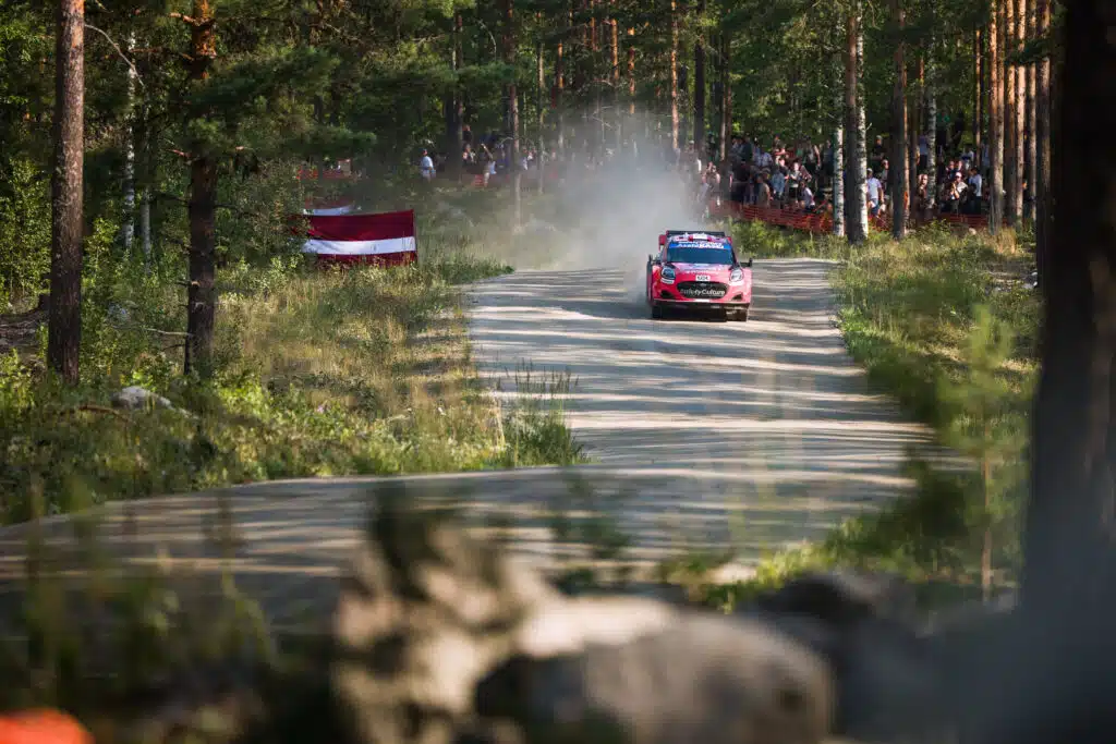 Maailmalla ällisteltiin: Mitä suomalaiset rallifanit oikein tunkevat suuhunsa katsomossa